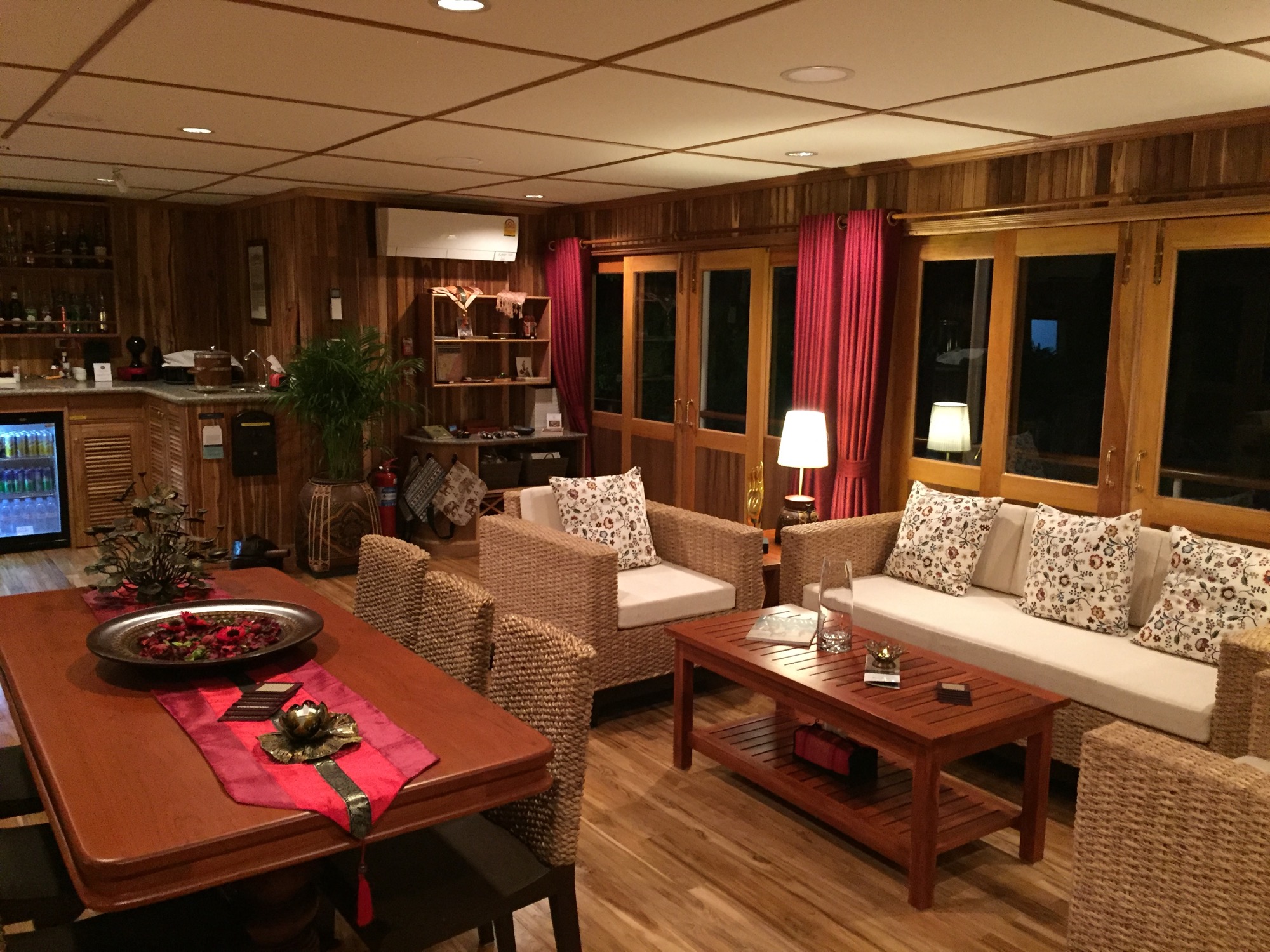 Pandaw RV Champa Pandaw Bar Lounge 7.jpg